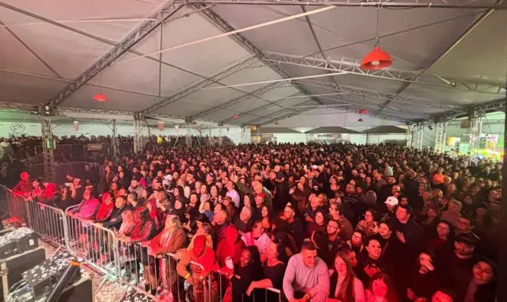 9ª Festa Estadual do Camarão já atrai cerca de 17 mil pessoas e entra na reta final com Felipe Araújo e Armandinho