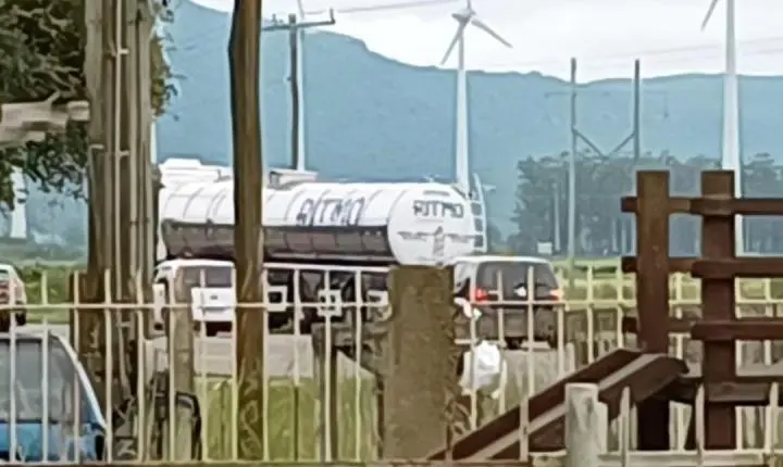 Acidente entre carro e caminhão de combustível é registrado na RST-101, em Osório