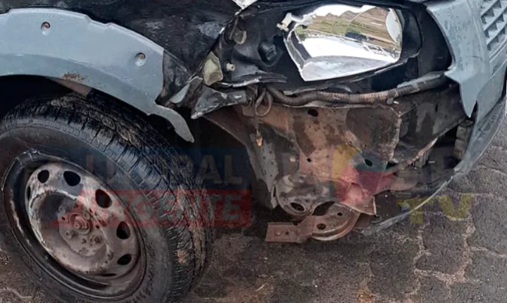 ACIDENTE ENTRE FIAT STRADA E MOTOCICLETA DEIXA PAI E FILHO FERIDOS NO MAGISTÉRIO; INSPETOR DA POLÍCIA CIVIL PRESTA PRIMEIROS SOCORROS