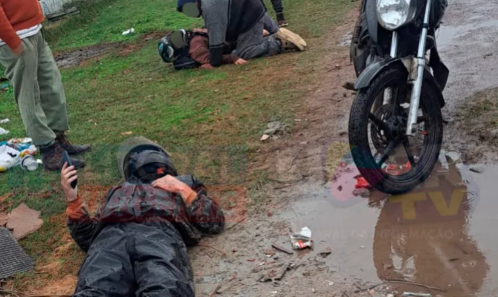 ACIDENTE ENTRE FIAT STRADA E MOTOCICLETA DEIXA PAI E FILHO FERIDOS NO MAGISTÉRIO; INSPETOR DA POLÍCIA CIVIL PRESTA PRIMEIROS SOCORROS