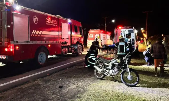 Acidente entre motocicleta e carroça deixa três feridos em Balneário Pinhal