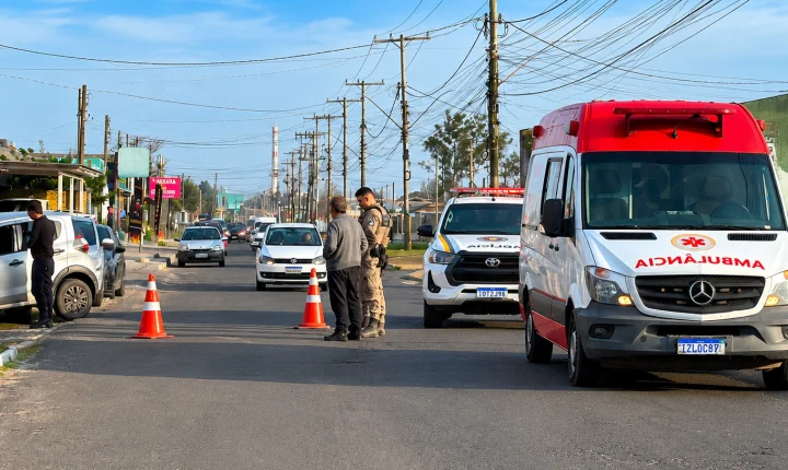 ACIDENTE ENTRE MOTOCICLETA E FIAT STRADA DEIXA HOMEM FERIDO NA AVENIDA EMANCIPAÇÃO, EM BALNEÁRIO PINHAL