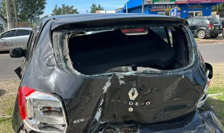 Acidente envolvendo três veículos deixa carro destruído na ERS-786, em Cidreira