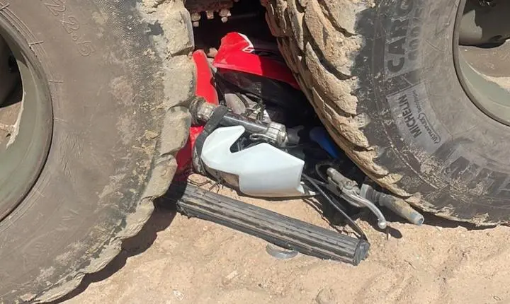 Adolescente de 13 anos fica ferido após colisão entre moto e caminhão em Mostardas