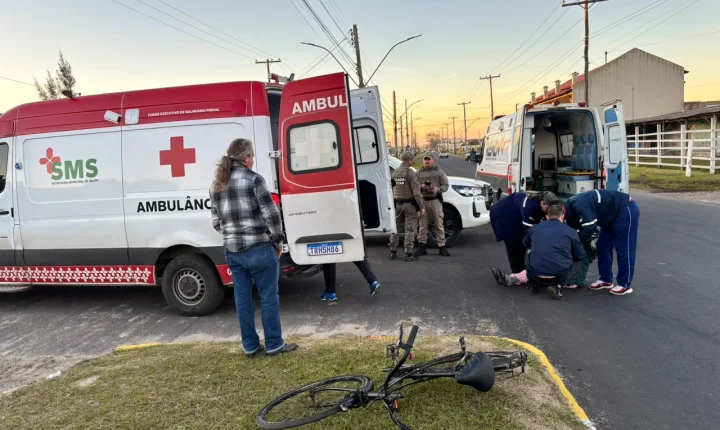 Adolescente de 15 anos fica ferida em acidente entre bicicleta e caminhonete na Avenida Itália, em Balneário Pinhal