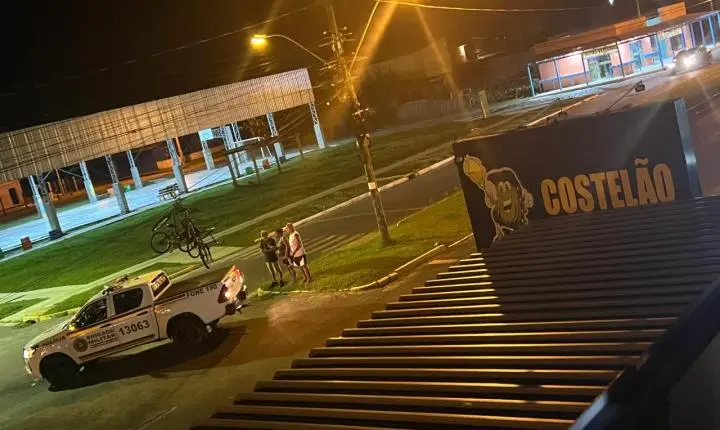 Bicicletas ficam penduradas em fiação elétrica após manobra de guincho em Balneário Pinhal