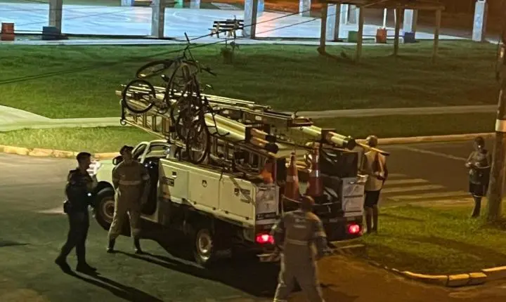 Bicicletas ficam penduradas em fiação elétrica após manobra de guincho em Balneário Pinhal