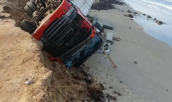 CARRETA CARREGADA DE TELHAS TOMBA EM ESTRADA ENTRE ATLÂNTIDA SUL E IMARA