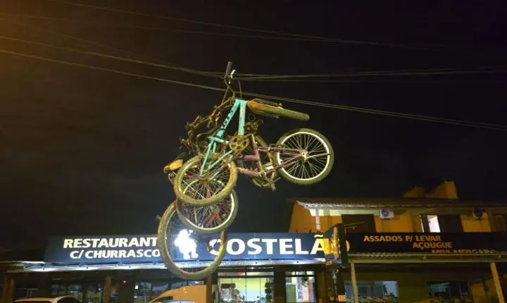 CENA INUSITADA: Bicicletas ficam penduradas em fiação elétrica após manobra de guincho em Balneário Pinhal