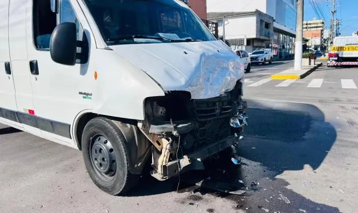 Colisão entre veículos deixa uma pessoa ferida no centro de Osório