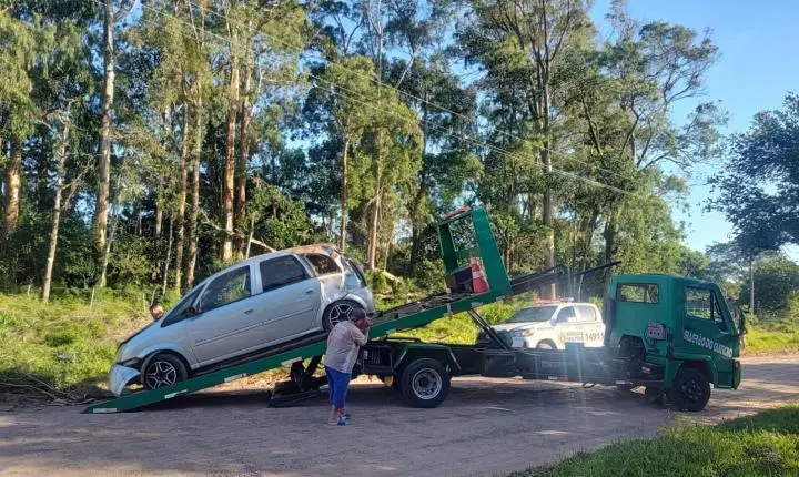 Condutor foge após capotamento e deixa feridos na pista em Palmares do Sul