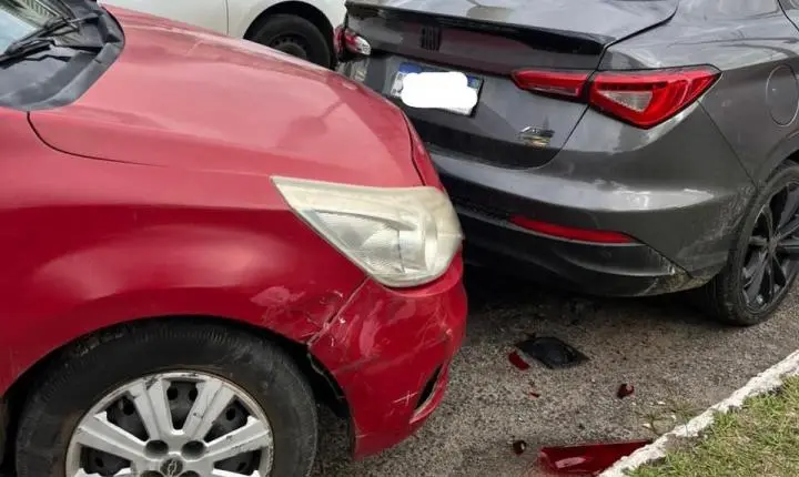 CONFUSÃO NO TRÂNSITO TERMINA COM VEÍCULOS DANIFICADOS NO CENTRO DE BALNEÁRIO PINHAL