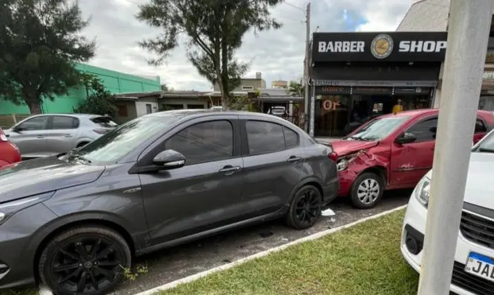 CONFUSÃO NO TRÂNSITO TERMINA COM VEÍCULOS DANIFICADOS NO CENTRO DE BALNEÁRIO PINHAL