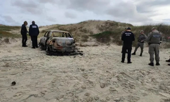 Corpo é encontrado dentro de carro incendiado em Cidreira; veículo tem placas de Tramandaí