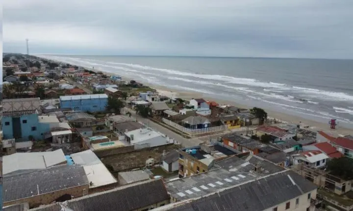 Frente fria muda o tempo e pode provocar chuva intensa no Litoral Norte neste fim de semana