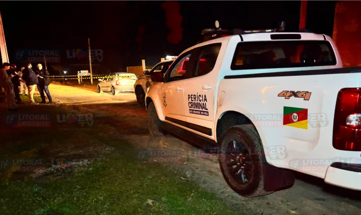Homem é morto a tiros dentro de veículo em Balneário Pinhal