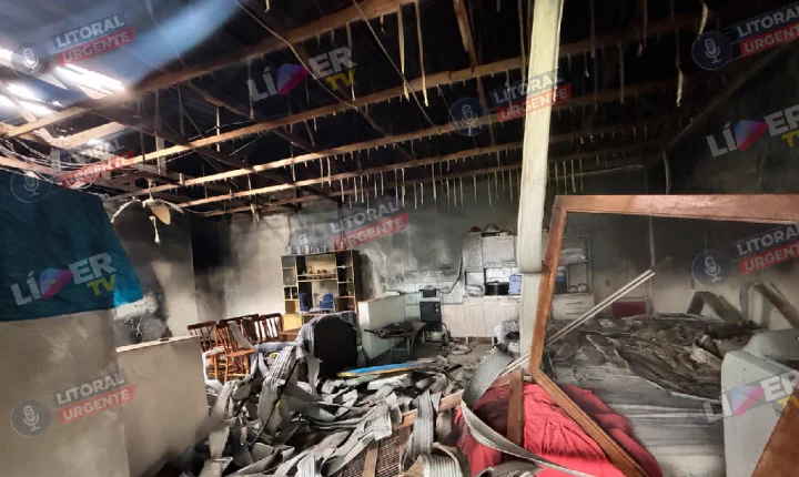 Incêndio destrói parte de imóvel em Balneário Pinhal; suspeita é de ação criminosa
