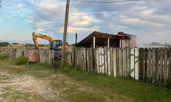 Incêndio destrói residência em Balneário Pinhal e mata moradora de 63 anos