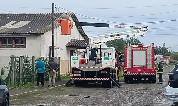 Incêndio em poste de energia mobiliza Corpo de Bombeiros na Paróquia Santo Antônio de Pádua, em Balneário Pinhal