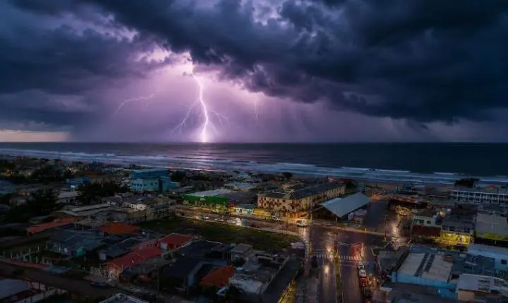 Inmet emite alerta vermelho para tempestades e coloca Litoral Norte em área de grande perigo