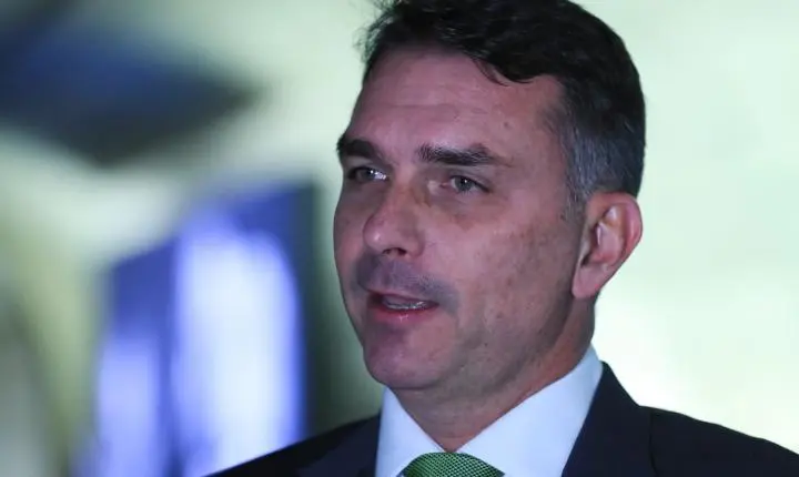 Mendonça incluiu Flávio Bolsonaro como investigado no caso Dark Horse