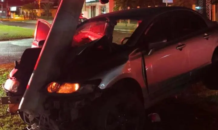 Motorista foge de abordagem, bate em carro e poste e abandona veículo em Capão da Canoa