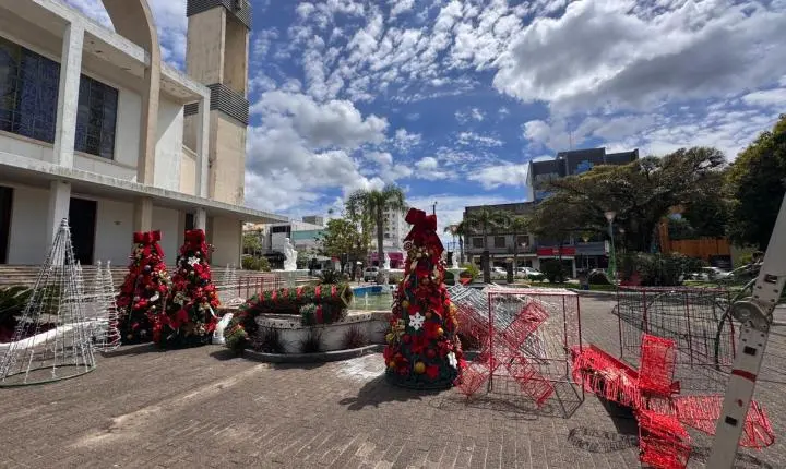 OSÓRIO INICIA MONTAGEM DA DECORAÇÃO DE NATAL NO CENTRO DA CIDADE