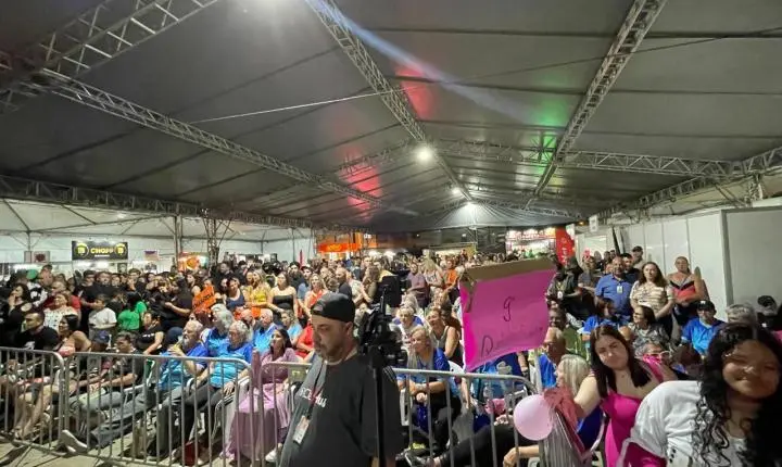 Soberanas da 9ª Festa Estadual do Camarão são escolhidas em noite de glamour e grande público em Cidreira