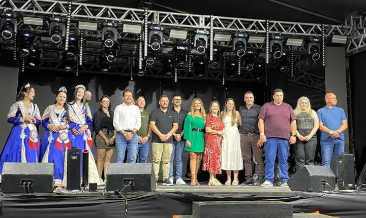 Soberanas da 9ª Festa Estadual do Camarão são escolhidas em noite de glamour e grande público em Cidreira