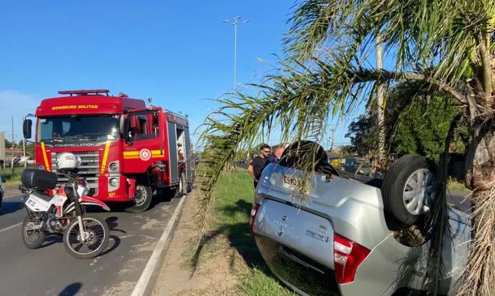 Veículo capota após perda de controle e vai parar no canteiro central em Tramandaí