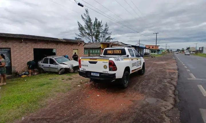 Veículo perde controle e invade academia de boxe no Natal em Balneário Pinhal