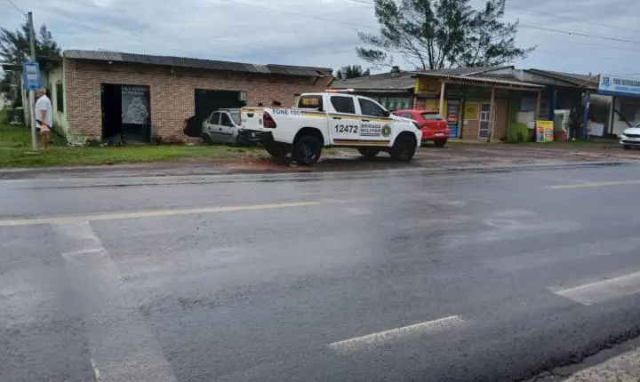 Veículo perde controle e invade academia de boxe no Natal em Balneário Pinhal