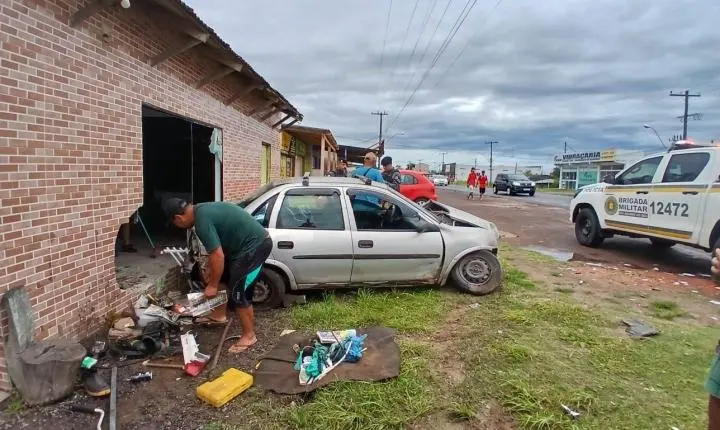 Veículo perde controle e invade academia de boxe no Natal em Balneário Pinhal