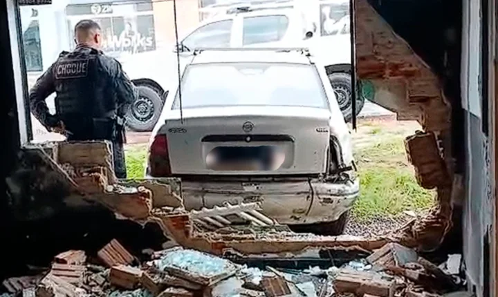 Veículo perde controle e invade academia de boxe no Natal em Balneário Pinhal